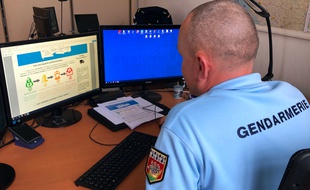 Un gendarme spécialisé dans l'analyse criminelle, ici en Loire-Atlantique.