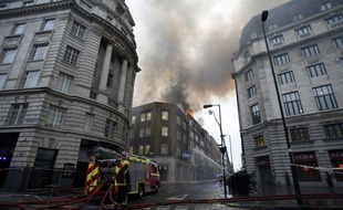 Les pompiers luttent contre un feu dans le centre de Londres, le 11 mars 2010.