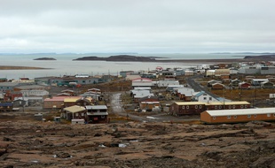 Le village de Kugluktuk dans le Nunavut (Canada) directement concerné par le réchauffement climatique entraînant la fonte précoce du permafrost et des hivers beaucoup plus courts.