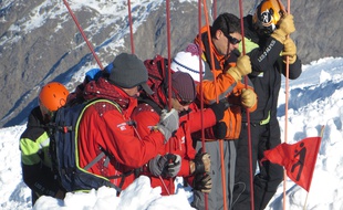 Les 2 Alpes, le 8 décembre 2015
Les professionnels de la montagne et les secouristes se livrés à un exercice de sécurité avalanche, s'entraînant avant l'arrivée des vacanciers. Illustration.
