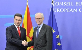Le président de l'Union européenne Herman Van Rompuy propose d'ouvrir la voie à la création d'euro-obligations dans la zone euro à terme, dans un projet de rapport qui sera soumis aux dirigeants de l'UE lors du sommet de jeudi et vendredi
