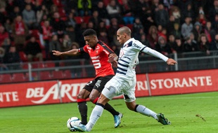 Le latéral droit du Stade Rennais Steven Moreira, ici à la lutte avec le Bordelais Wahbi Khazri.