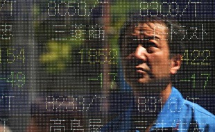 Le Japon a enregistré en 2013 un déficit commercial record de plus de 80 milliards d'euros, une mauvaise nouvelle pour le Premier ministre conservateur, Shinzo Abe, dont la politique de relance a fait plonger le yen et flamber la facture énergétique.