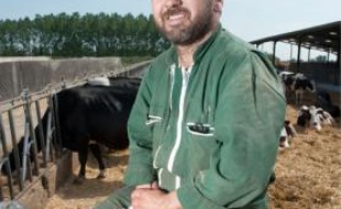 Pascal Vigean sur son exploitation de Saint-Sauvin dans le nord Gironde.