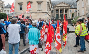 Illustration de personnes mobilisées et de journalistes devant le tribunal à Poitiers qui se prononce sur le sort de l'équipementier GM&S, le 30 juin 2017