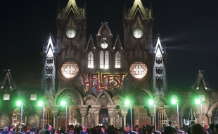 Le décor de cathédrale à l'entrée du Hellfest sera encore là en 2019.