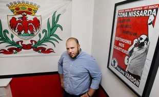 Philippe Vardon, chef de file de Nissa Rebela, un mouvement idetitaire niçois, est convoqué jeudi devant le tribunal de police de Nice pour répondre du chef de violence contre un responsable du FNJ alors que celui-ci distribuait des tracts lors de la campagne des cantonales en 2011.