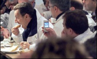 On l'accueille, tantôt avec sympathie, tantôt avec une indifférence polie. Seule une employée de la poissonnerie profite d'une pause café du candidat pour l'apostropher vivement: "Votre campagne publicitaire, combien de milliards elle va coûter, et qui paye?", tempête-t-elle.