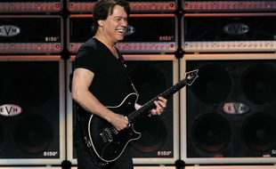Le guitariste Eddie Van Halen en concert en 2012.