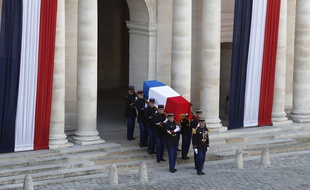 Le cerceuil de Jacques Chirac porté aux Invalides le 30 septembre 2019 à Paris