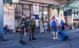 Des militaires à la gare de Lyon, le 19 juin 2016.