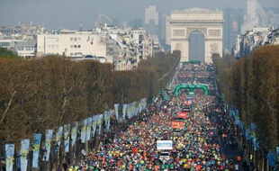Des coureurs sur les Champs-Elysées lors du 39e marathon de Paris, le 12 abril 2015