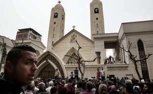 Des fidèles se rassemblent devant l'église Saint-George à Tanta, en Egypte, après les attentats du 9 avril 2017.