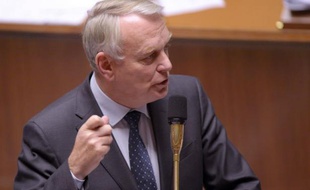 Jean-Marc Ayrault a reçu jeudi soir des parlementaires communistes, afin d'apaiser le climat avec le Front de gauche au lendemain du rejet par le PCF de deux textes importants au Sénat, mais les élus communistes ont déclaré camper sur leurs positions.