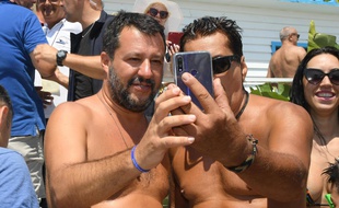 Matteo Salvini se prend en photo avec un de ses supporters, le 11 août 2019.