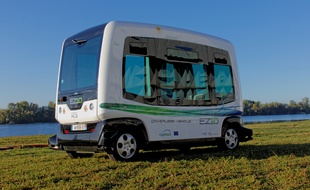 Un minibus sans chauffeur, du constructeur EasyMile.