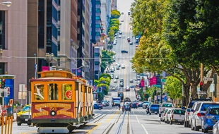L'image d'Épinal de San Francisco par excellence : ses « cable cars » traversant silencieusement les longues rues pentues.
