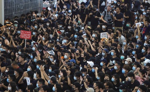 Des milliers de manifestants ont occupé l'aéroport de Hong Kong, le 13 août 2019, conduisant à l'annulation des procédures d'enregistrement pour tous les vols prévus dans l'après-midi.