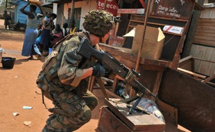 Une imposante colonne d'une cinquantaine de véhicules, chargés de combattants de l'ex-rébellion Séléka lourdement armés, a pris jeudi le contrôle de Sibut, à 180 km de Bangui, où, comme dans d'autres villes centrafricaines, la population terrorisée a dû fuir les exactions.