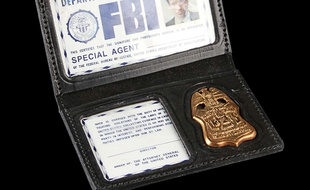Le badge de l'agent Mulder dans X-Files. Illustration.