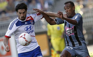 Milan Bisevac résiste à la pression d'Eduardo, le 16 septembre 2012 à Lyon.