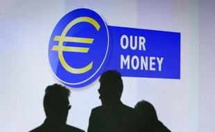 Logo de l'euro au siège de la Banque centrale européenne à Francfort