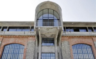 L'entrée du centre, les escaliers pour rejoindre la salle polyvalente, le 1er étage et la fameuse machine aux 26 couleurs.