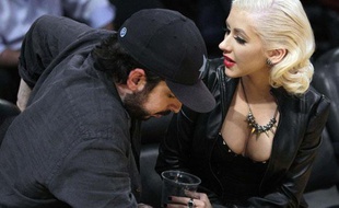 Christina Aguilera et son mari Jordan Bratman lors des finales NBA le 15 juin 2010.