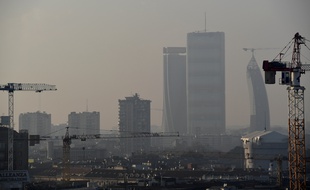 Cette photo, prise le 3 février 2020, témoigne de la pollution de l'air à Milan, dans le nord de l'Italie.