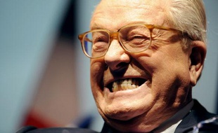 Le leader du Front National Jean-Marie Le Pen en meeting à Arras, le 15 mars 2009.