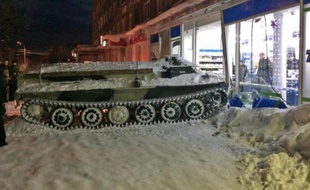 En Russie, un homme ivre a percuté un supermarché avec un blindé volé.
