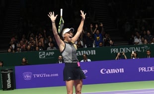 Caroline Wozniacki remporte le Masters à Singapour contre Venus Williams.