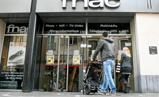 Les deux magasins actuels de la Fnac au centre-ville sont séparés par la rue du Sec-Arembault.