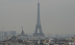Illustration de la tour Eiffel à Paris, lors d'un épisode de pollution, le 19 mars 2015.