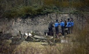Des gendarmes enquêtent le 16 février 2015 sur la profanation de plusieurs centaines de tombes dans le cimetière juif de Sarre-Union, dans le Bas-Rhin