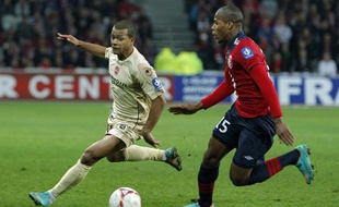 Le Lillois Sidibé et le Valenciennois Dossevi lors du derby LOSC - VAFC.