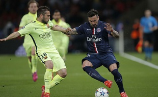 Ezequiel Lavezzi au duel avec Jordi Alba lors du match entre le PSG et le Barça le 15 avril 2015.