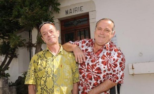 Les bans du mariage entre Guy Martineau-Espel et Jean-Michel Martin, dont le maire d'Arcangues (Pyrénées-Atlantiques) avait refusé de célébrer l'union avant de céder à la pression politique et aux risques judiciaires, ont été publiés jeudi en mairie, a constaté l'AFP.