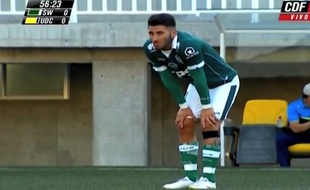 Le joueur chilien Marco medel se blesse quelques secondes après son entrée en jeu, le 26 février 2015.