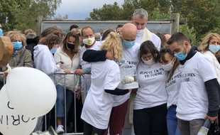 La famille de Victorine lors de l'hommage rendu ce dimanche 4 octobre 2020 à la jeune fille de 18 ans tuée à Villefontaine, en Isère.