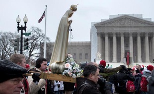 Plus de 40 ans après avoir légalisé l'avortement aux Etats-Unis, la Cour suprême américaine a semblé réceptive mercredi aux arguments des anti-IVG qui réclament de pouvoir manifester librement leur colère sous les fenêtres des cliniques pratiquant l'interruption volontaire de grossesse.