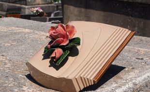 Un objet décoratif sur une pierre tombale (Illustration).