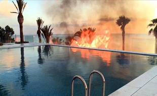TUNISIA, HAMMAMET : Un extrait vidéo montre une résidence menacée par les flammes le 13 janvier 2011 dans la cité touristique d'Hammamet.