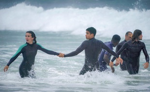 Marie Dompnier et Théo Christine campent des surfeurs dans «La dernière vague» sur France 2.