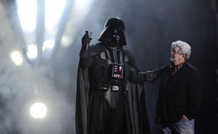 George Lucas et le personnage de Dark Vador lors des Scream Awards le 15 octobre 2011, à Los Angeles.