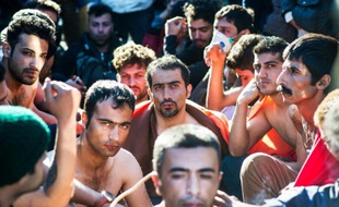 Migrants et réfugiés, les lèvre cousues, le 23 novembre 2015, à la frontière gréco-macédonienne