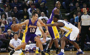 Steve Nash ballon en main, lors du match contre les Golden State Warriors le 22 décembre 2012