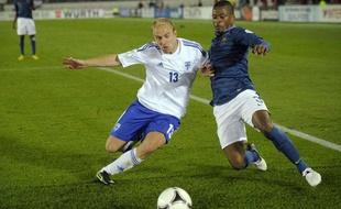 Patrice Evra aux prises avec le défenseur finlandais Arkinuo, le 7 septembre 2012 à Helsinki.