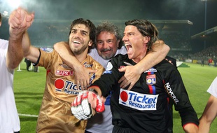 Ici accompagnés de Juninho, Joël Bats et Grégory Coupet savourent le 7e titre consécutif en Ligue 1 de l'OL, en mai 2008 à Auxerre.