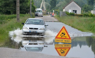 Une route inondée à Saint-Pierre-lès-Elbeuf.